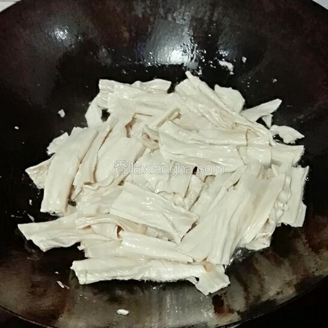 把腐竹倒下去炒软装盘待用。
