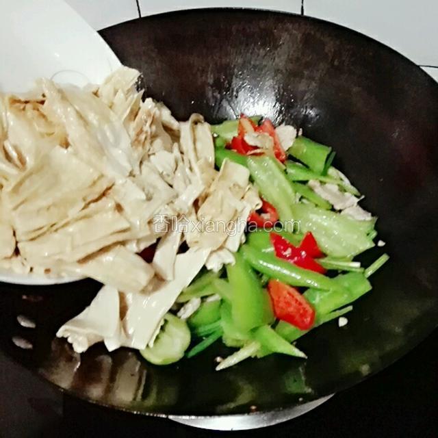 倒入炒软的腐竹。