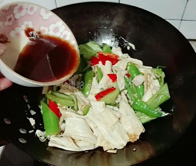 最后把调料汁倒进去翻炒均匀即可。