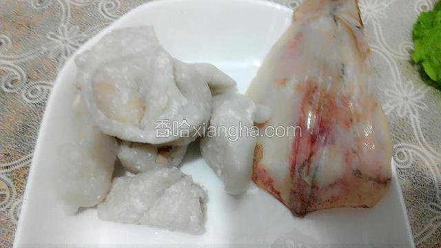 鱼皮饺和鱿鱼干，