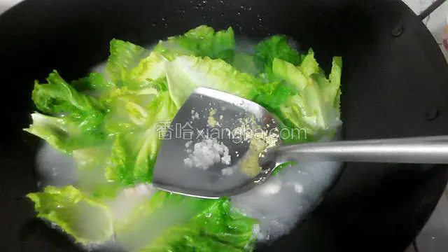生菜下时马上就下盐和鸡精，一煮滚就可以关火了，