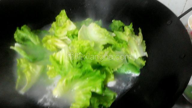 要大滚的水再下生菜，