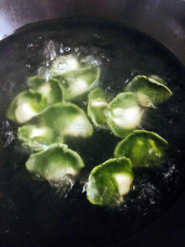 煮至水饺都飘上来，水饺就熟了！中间要往锅里加俩至三次凉水，原圆怕水饺破皮！