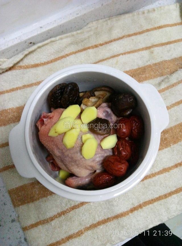 然后加入红枣，香菇，姜片。