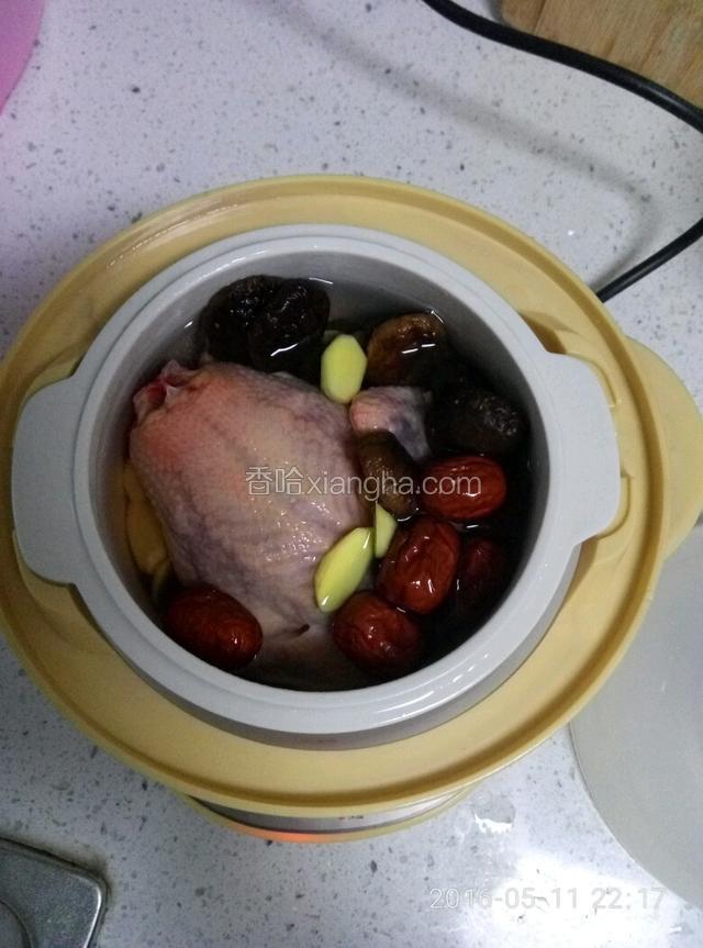 加入水，按炖汤键。