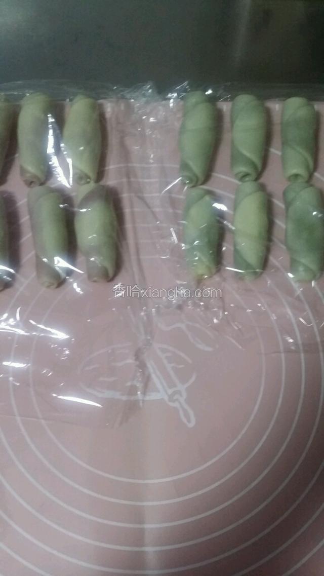 从一侧卷起，收口朝上放置15分钟，全程盖保鲜膜哦，否则要干皮。