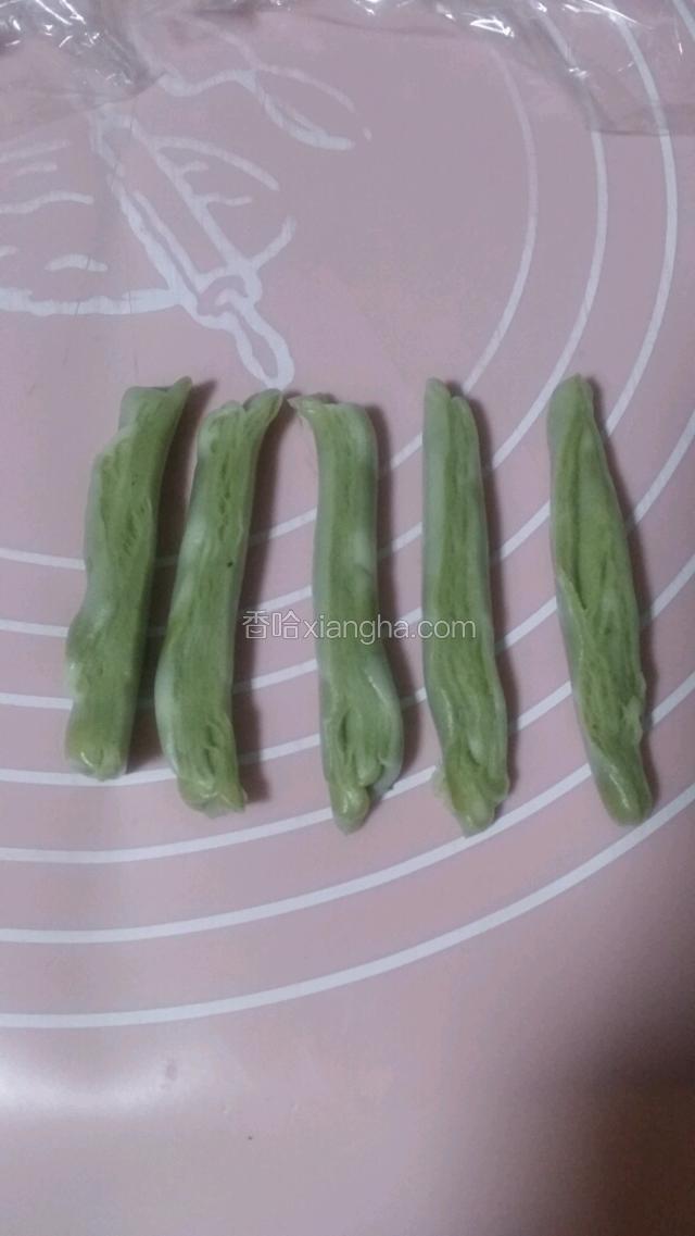 用锋利的刀顺长切成5条，切开后侧面朝上擀长条，再从中间切开一剖为二。