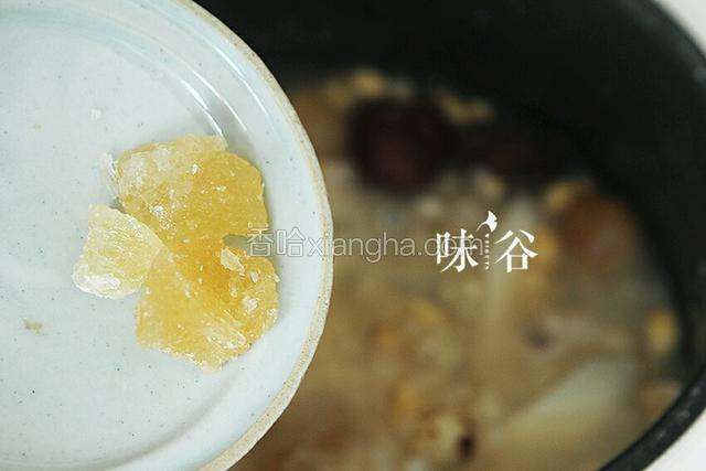 粥熬好后，调入少量冰糖食用即可，（因为粥的材料本身已经有了甜味，不需要放太多）