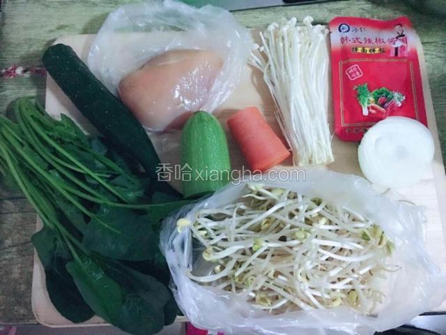 把需要的食材准备好，其实不用这么材料。个人喜好而已