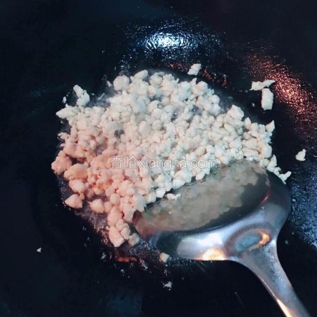 鸡脯肉切成丁，锅里油热后炒熟。出锅前撒点黑胡椒入味