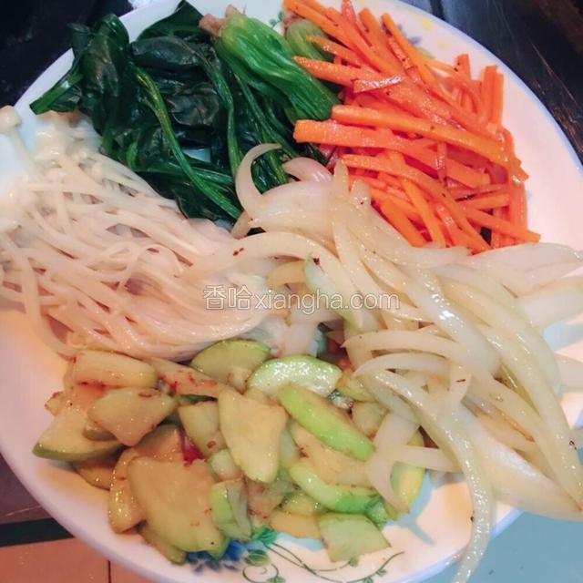 食材炒熟完后装盘待用