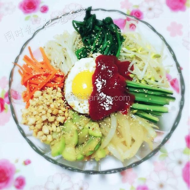 分别把食材铺好，鸡蛋煎至单面熟，淋点香油撒上白芝麻，最后再配上韩式辣椒酱。是不是很有卖相哈
