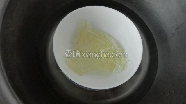 泡软的吉利丁片挤干水分，隔热水融化！