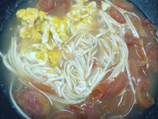 加入炒好的鸡蛋，中火面条煮软熟