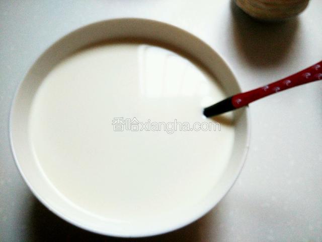 将牛奶炼乳白糖，淡奶油放在一个碗里面搅拌均匀，搅到砂糖融化就可以了，也可以放微波炉炉里面打一下。