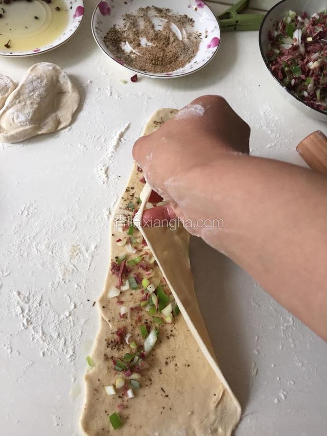 撒上牛肉大葱粒