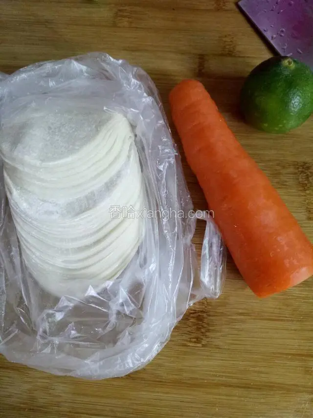 准备材料，洗净胡萝卜