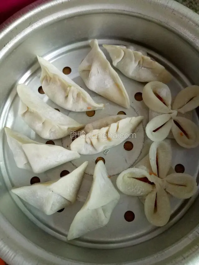 着手包饺子，顺便烧着水