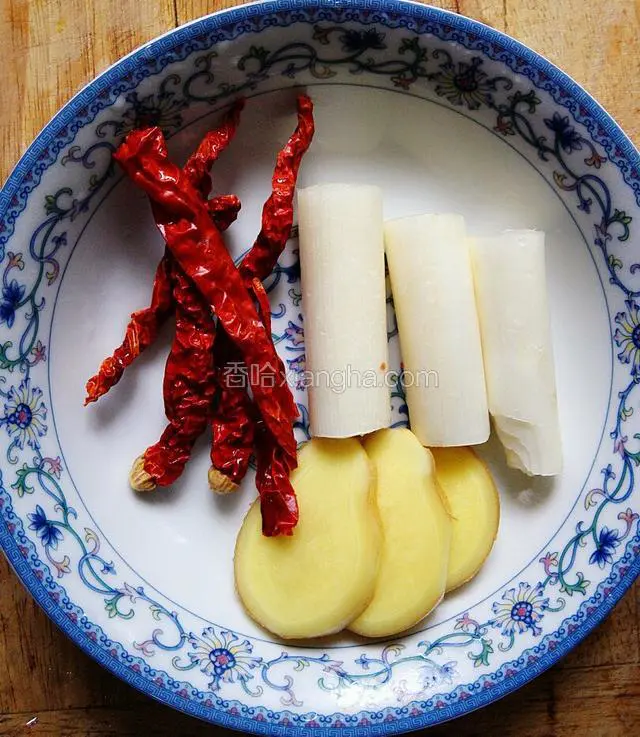 葱切段，姜切片
