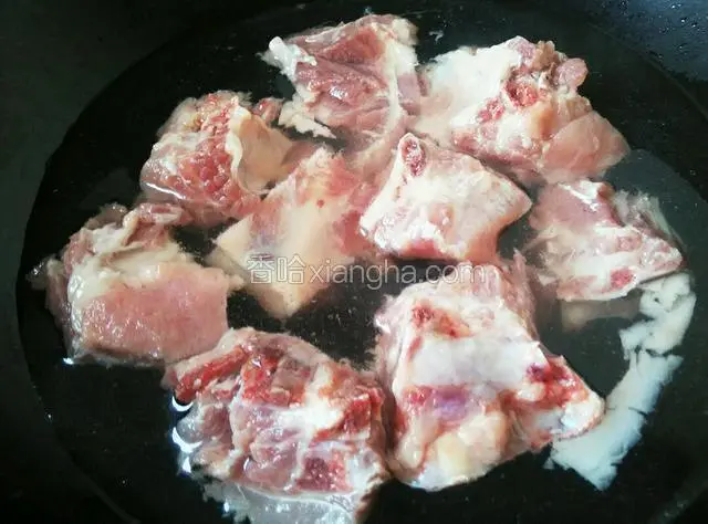 骨头洗净飞水，然后再冲洗一下