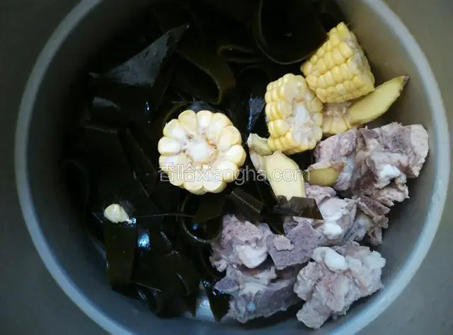 飞了水的骨头和玉米海带；姜全部放入高压锅中