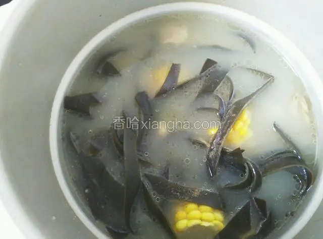 待减压阀落下，打开盖子，调入盐和胡椒粉，岀锅