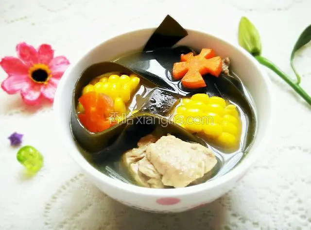 放上两片胡萝卜花，看着是不是更有食欲