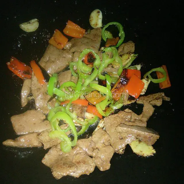 倒入炒好的辣椒片，加入鸡精翻炒即可起锅
