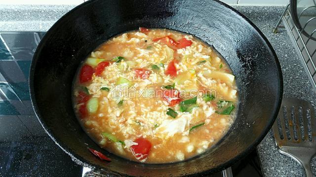 看锅中蛋花成型在点几滴鸡汁或白胡椒粉关火即可食用