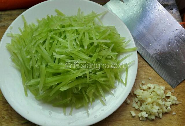 莴笋切细丝，大蒜用刀拍一下再剥皮，切成蒜末