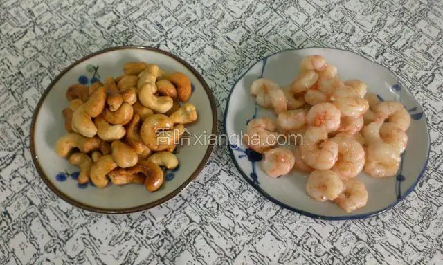 这是炒好的腰果和虾仁