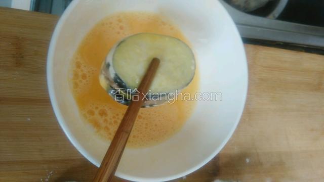 鸡蛋打散把剩下的淀粉加入，搅拌均匀，依次把茄子裹上蛋液。