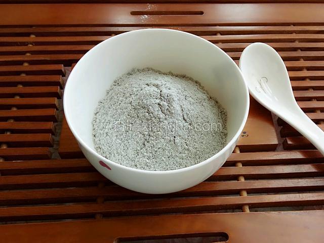 经过料理机打碎就变成了粉，然后用一只碗把芝麻粉到入碗里，用开水调成糊状就可以食用啦！