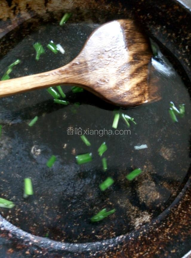 煸炒好的葱花锅里倒入水，根据自己家人吃的量添加水，