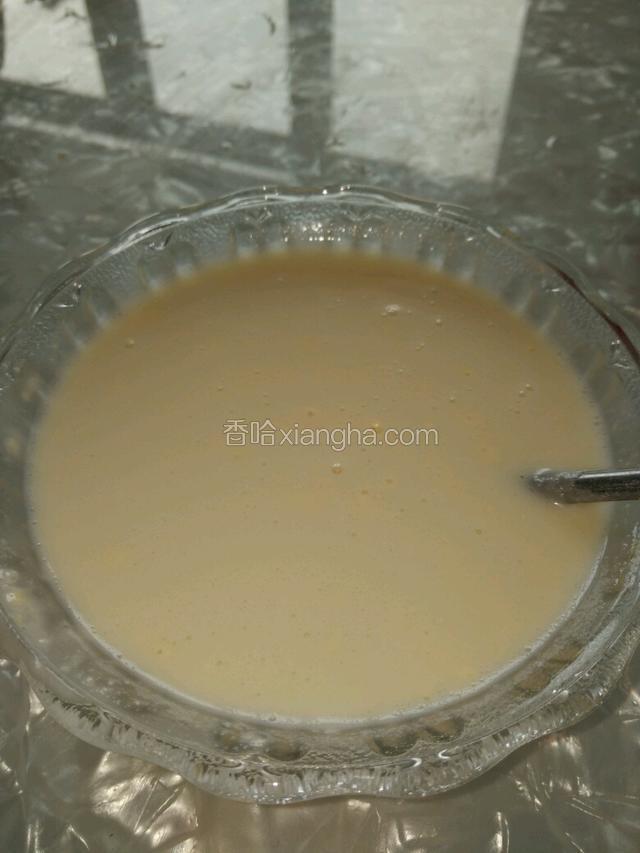 倒入小洋人调成糊状