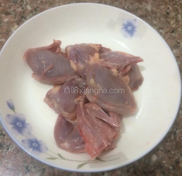 切成小块备用。