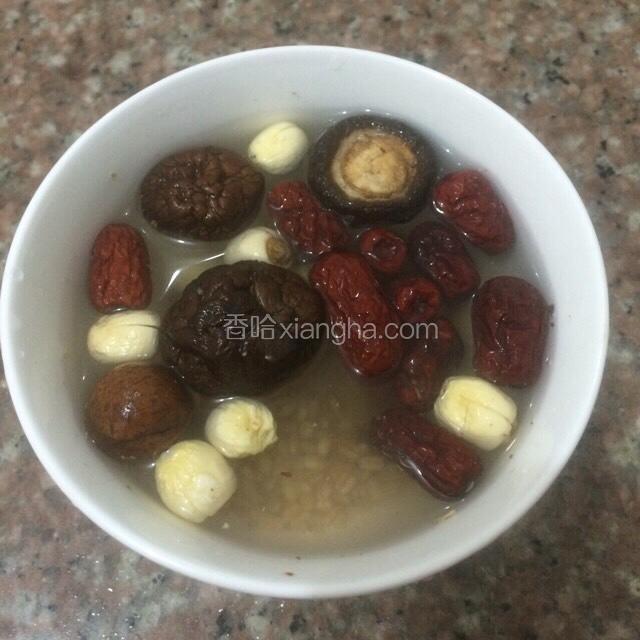各种药材洗净泡发好。