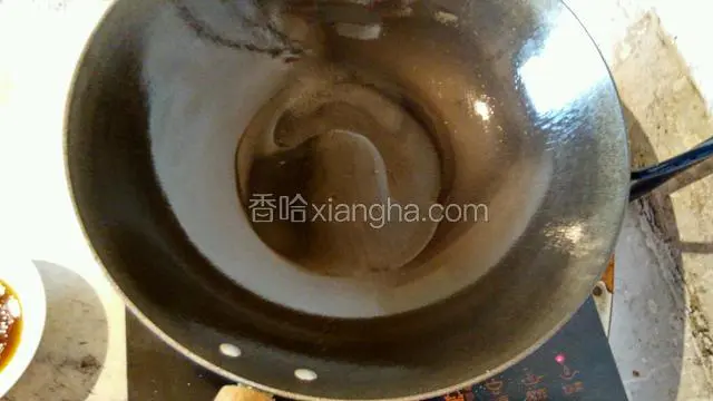 油加热浇入蒜泥，食材拌匀。