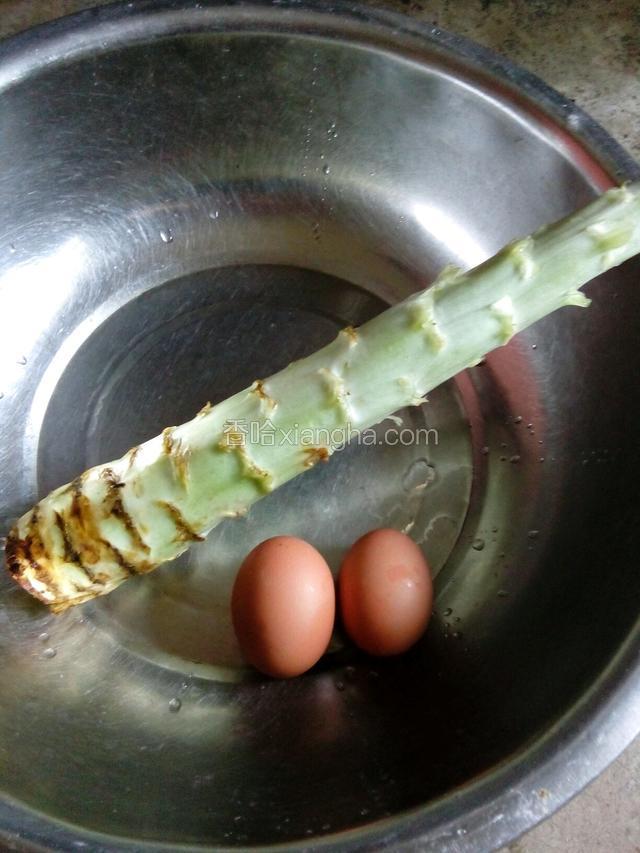 准备好食材鸡蛋莴笋，清洗干净放盆里。