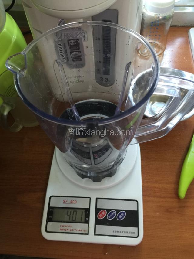 加入400g水和绿豆一起搅拌