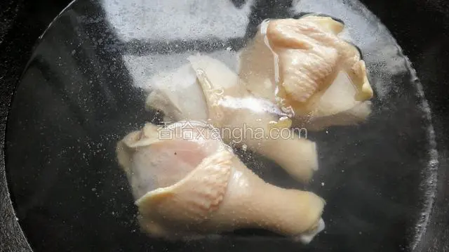 烧开水把鸡腿烫一下，脏水倒掉