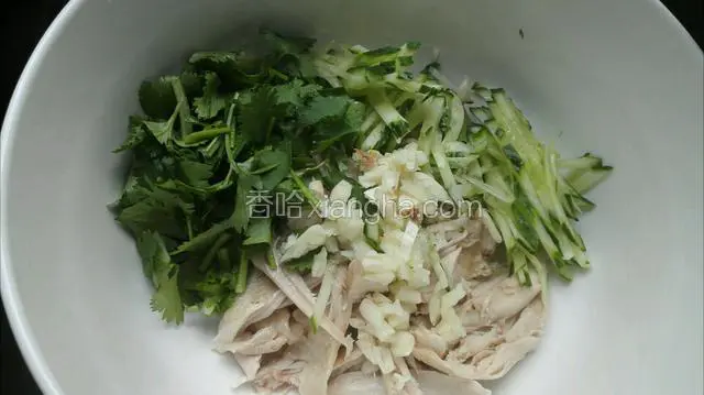 把切好的黄瓜丝，香菜，蒜泥和鸡丝放在一起