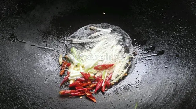 油热放葱，姜，红辣椒炸出香味，再放入邳州豆瓣酱翻炒