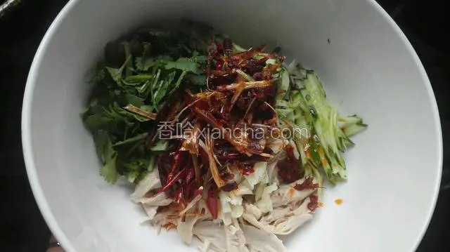 把炒好豆瓣酱倒入鸡丝上