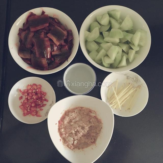 准备好所有的食材：处理好的鳝鱼片+滚刀切好的黄瓜+切成小段的指天椒+切成丝的生姜+白酒+捣烂的湖南霉豆腐