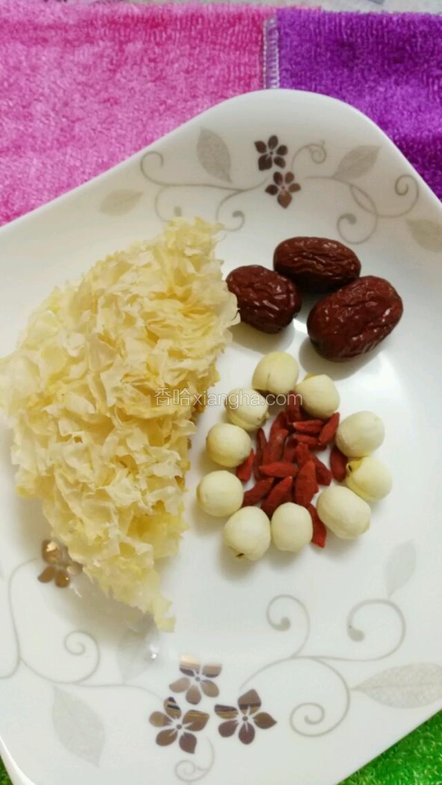 准备食材（我这是两个人的份量，也就两碗，人多还可根据人数适量添加材料）