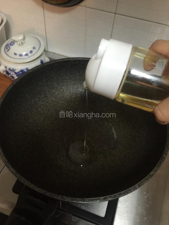 锅烧热倒入橄榄油。