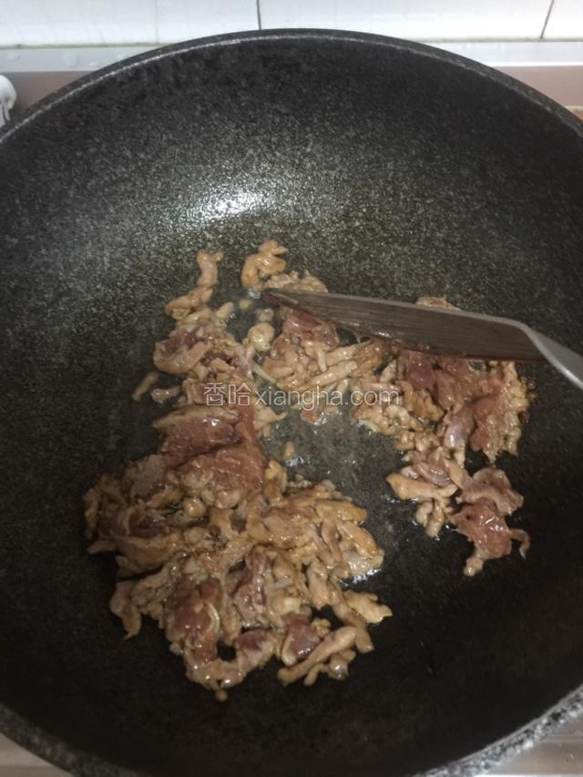 加入腌制好的里脊肉丝。翻炒至熟。