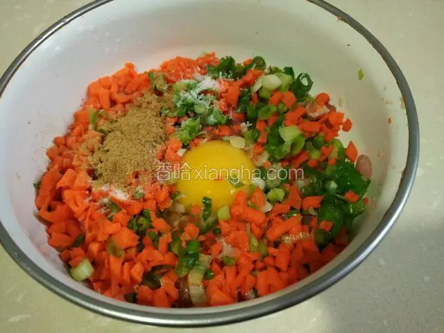 将鸡蛋打入肉馅中，加入胡萝卜，和香葱，还有其他调味料