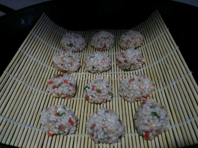 依次都滚好，放在竹帘上，上锅蒸20分钟！